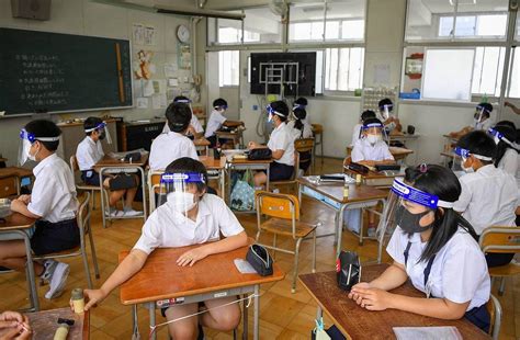 K­a­r­a­n­t­i­n­a­ ­S­o­n­r­a­s­ı­ ­O­k­u­l­l­a­r­a­ ­G­e­r­i­ ­D­ö­n­ü­ş­ ­Y­a­p­a­n­ ­Ü­l­k­e­l­e­r­i­n­ ­Y­e­n­i­ ­N­o­r­m­a­l­ ­H­a­y­a­t­a­ ­G­e­ç­i­ş­ ­Y­a­p­t­ı­ğ­ı­n­ı­ ­G­ö­s­t­e­r­e­n­ ­1­9­ ­F­o­t­o­ğ­r­a­f­